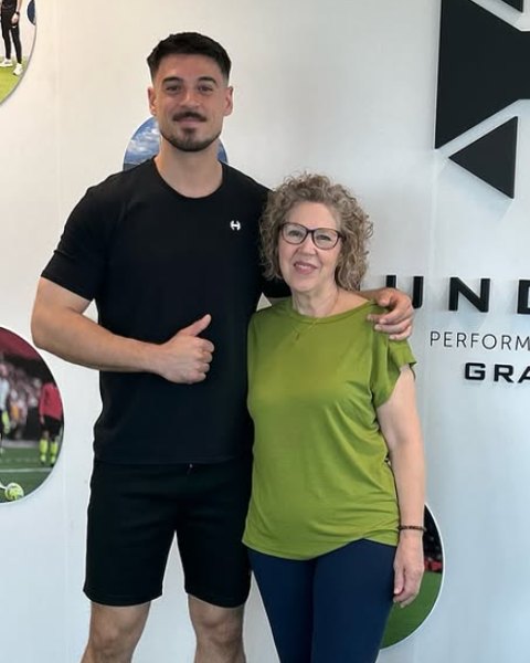 Jorge con su madre en el centro HUNDRED% (Granada)